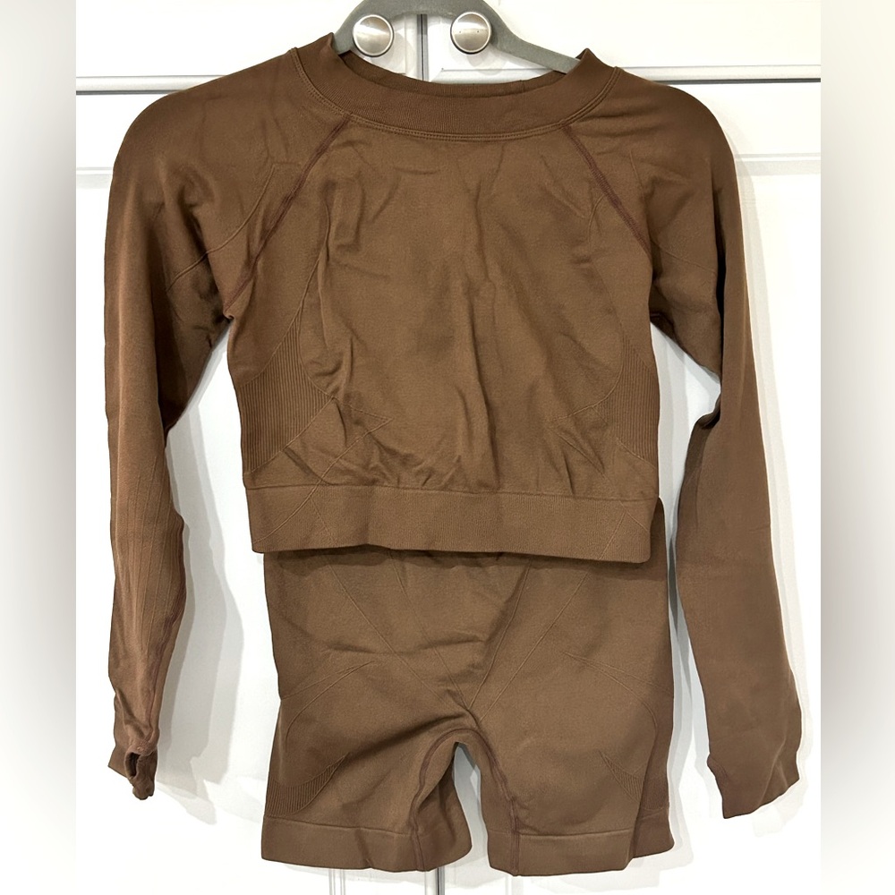 Women 2 Piece Seamless Long Sleeve Top & Biker Shorts Size Medium
